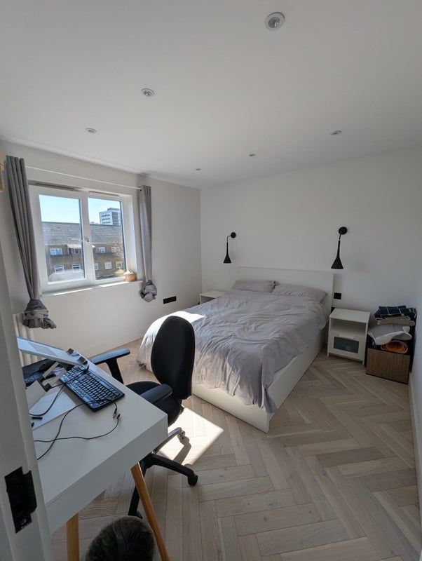 Room Brownlow Road in Greater London