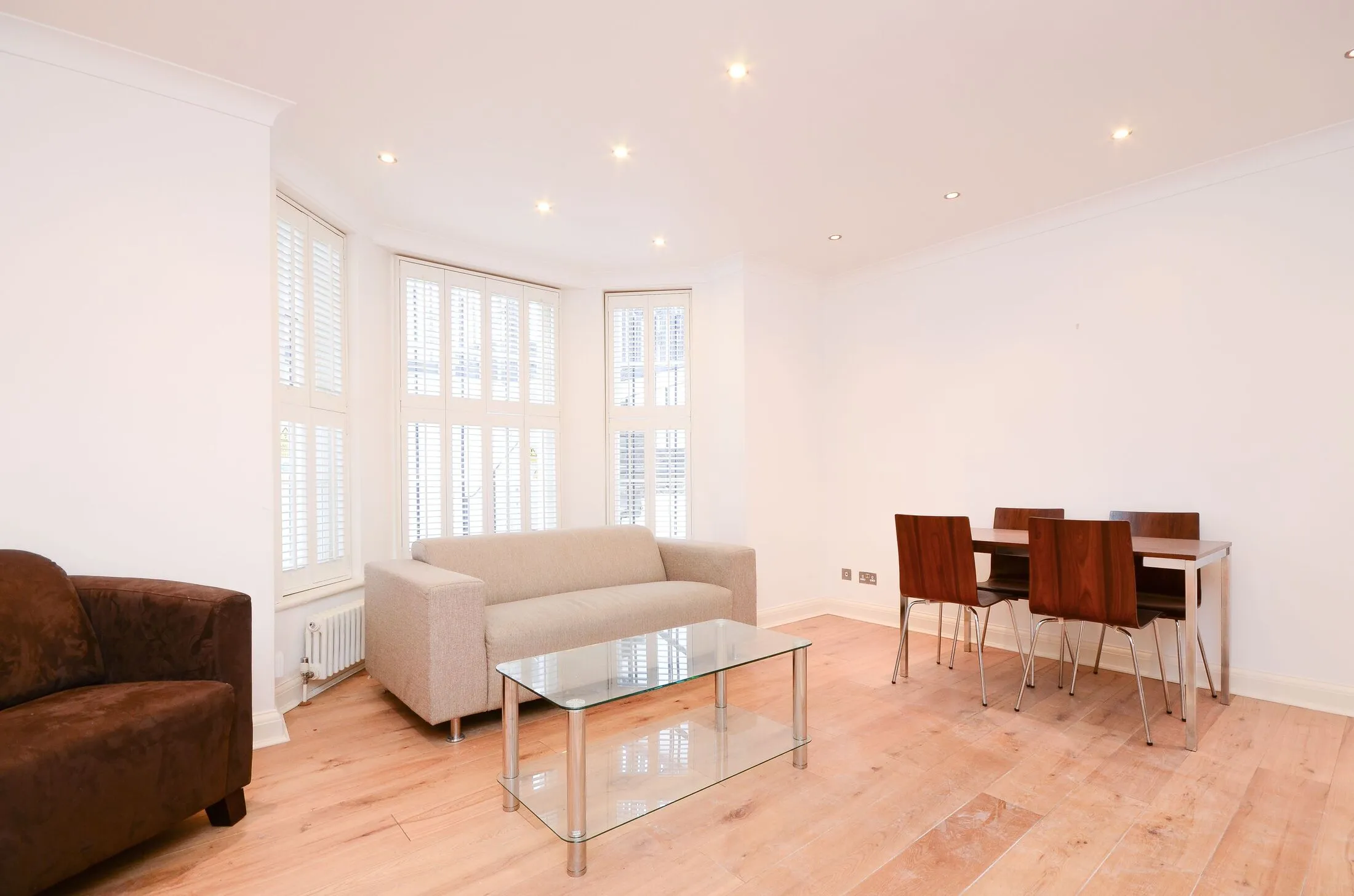 Flat Gloucester Road in Greater London