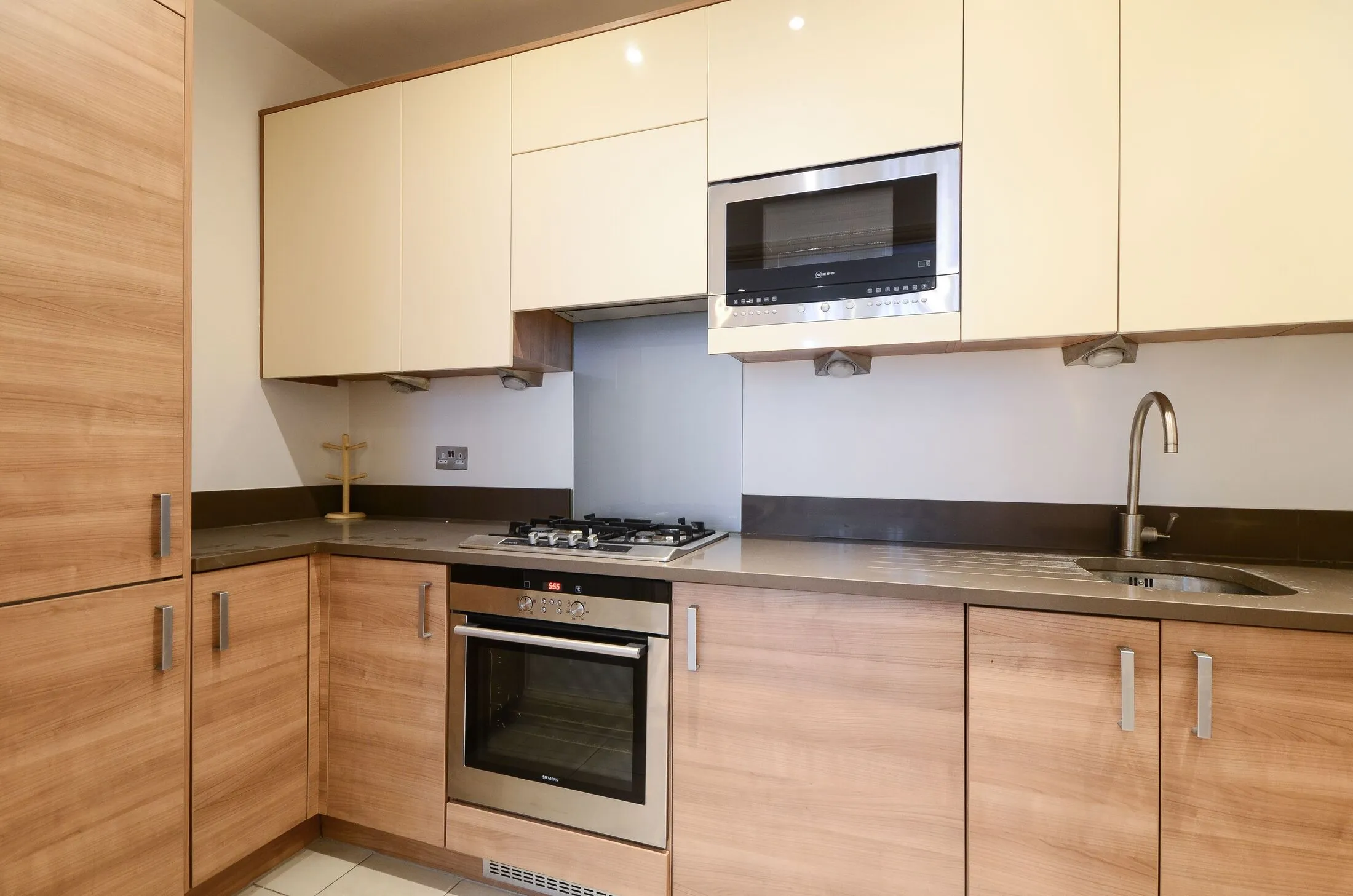 Flat Gloucester Road in Greater London