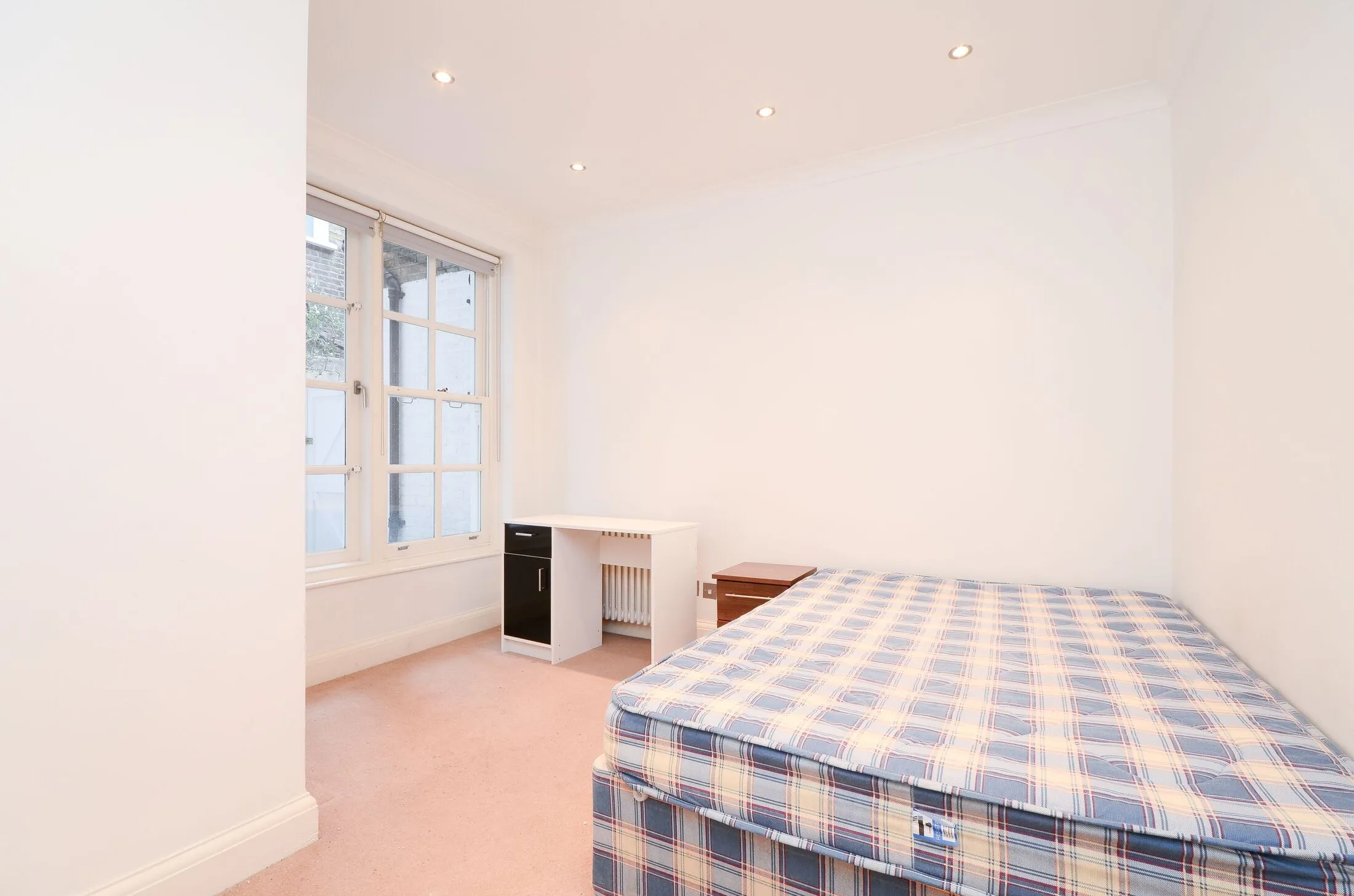 Flat Gloucester Road in Greater London