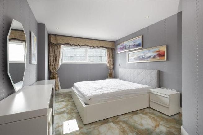 Flat Queenstown Road in Greater London