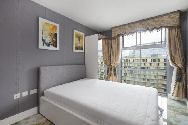 Flat Queenstown Road in Greater London