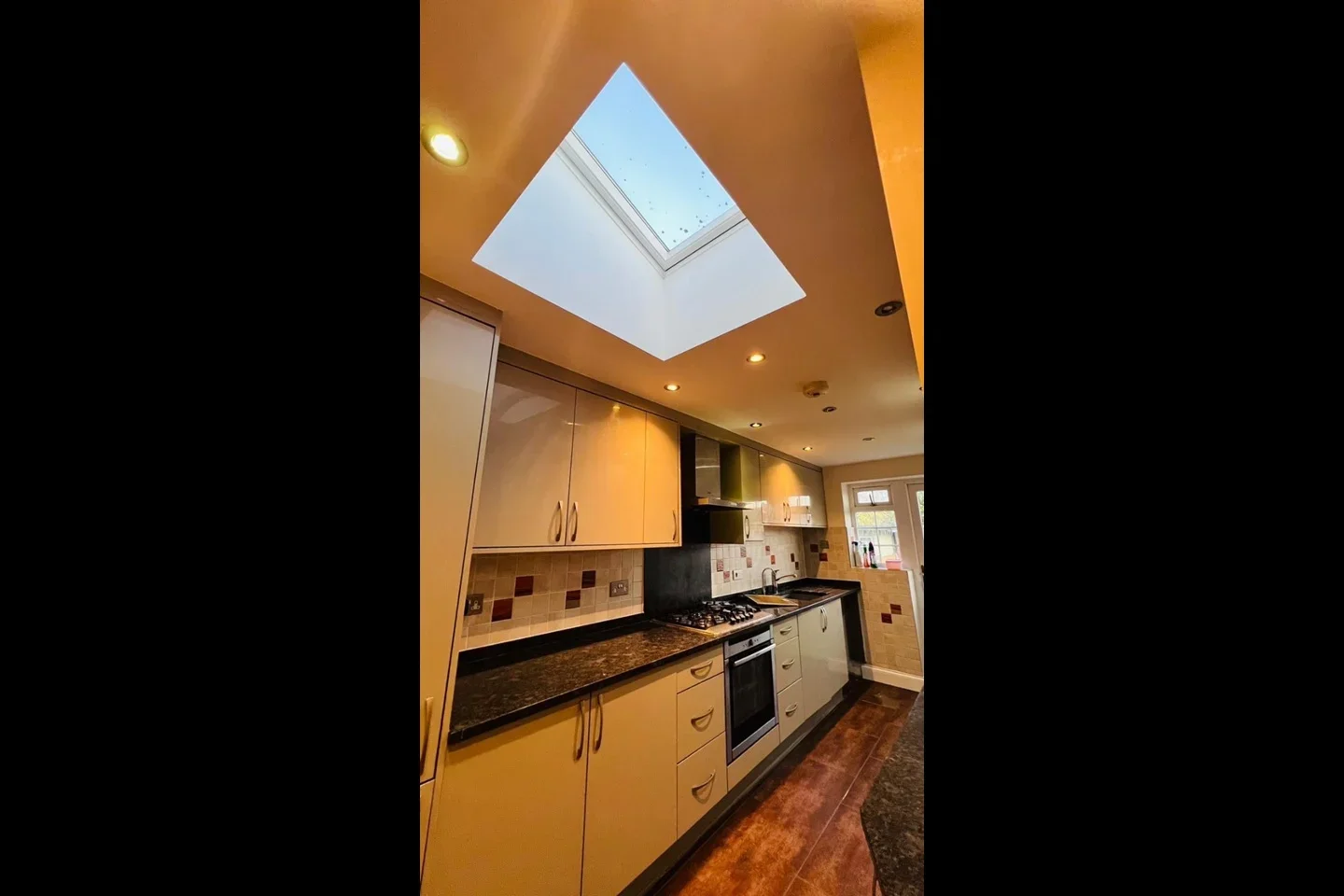 Room Warden Avenue in Greater London