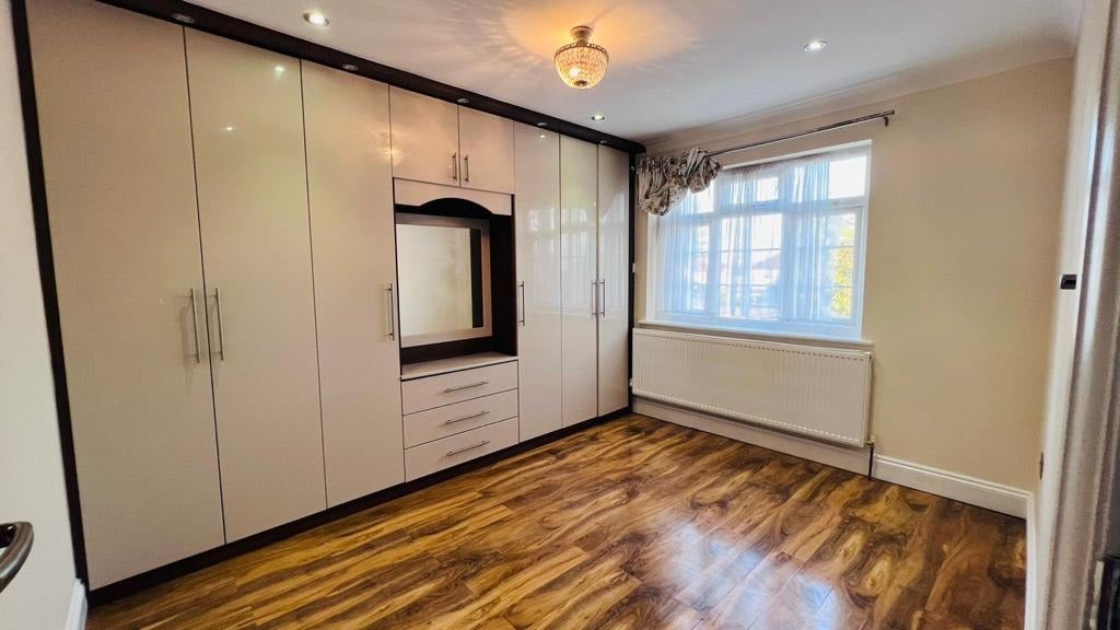 Room Warden Avenue in Greater London