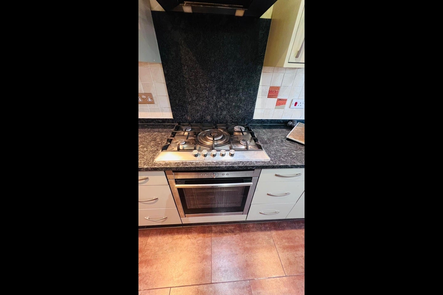 Room Warden Avenue in Greater London