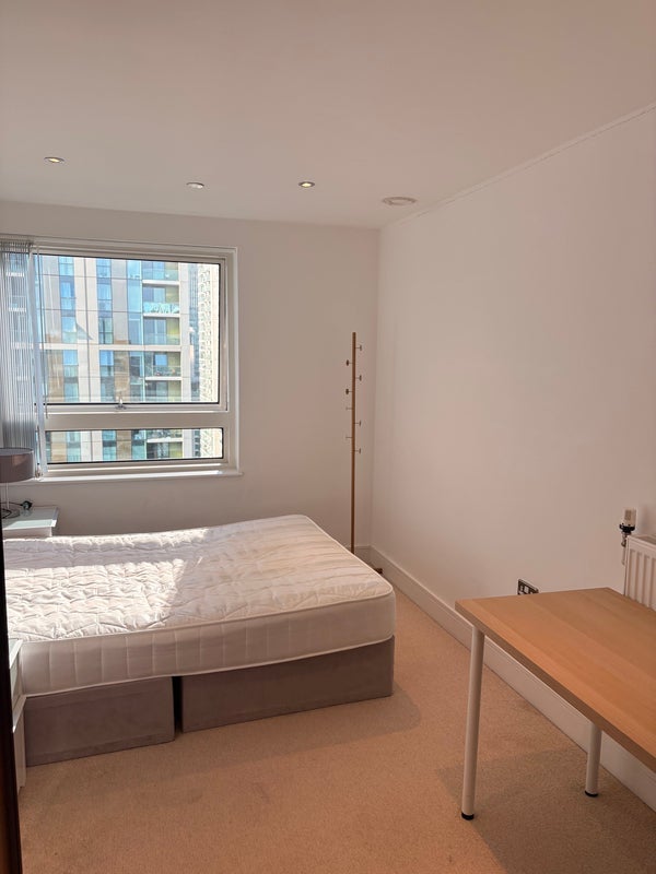Room Lincoln Plaza in Greater London