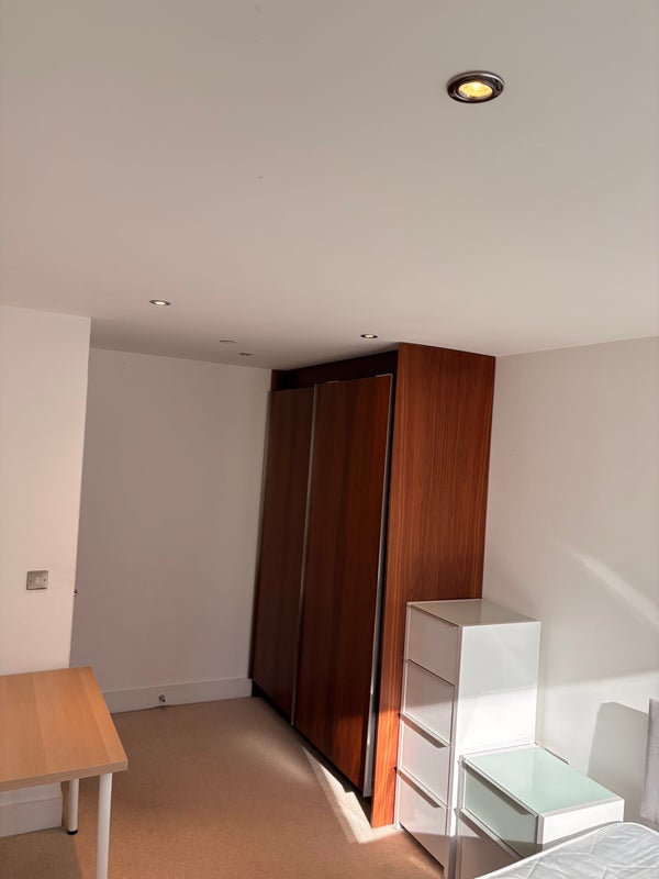 Room Lincoln Plaza in Greater London