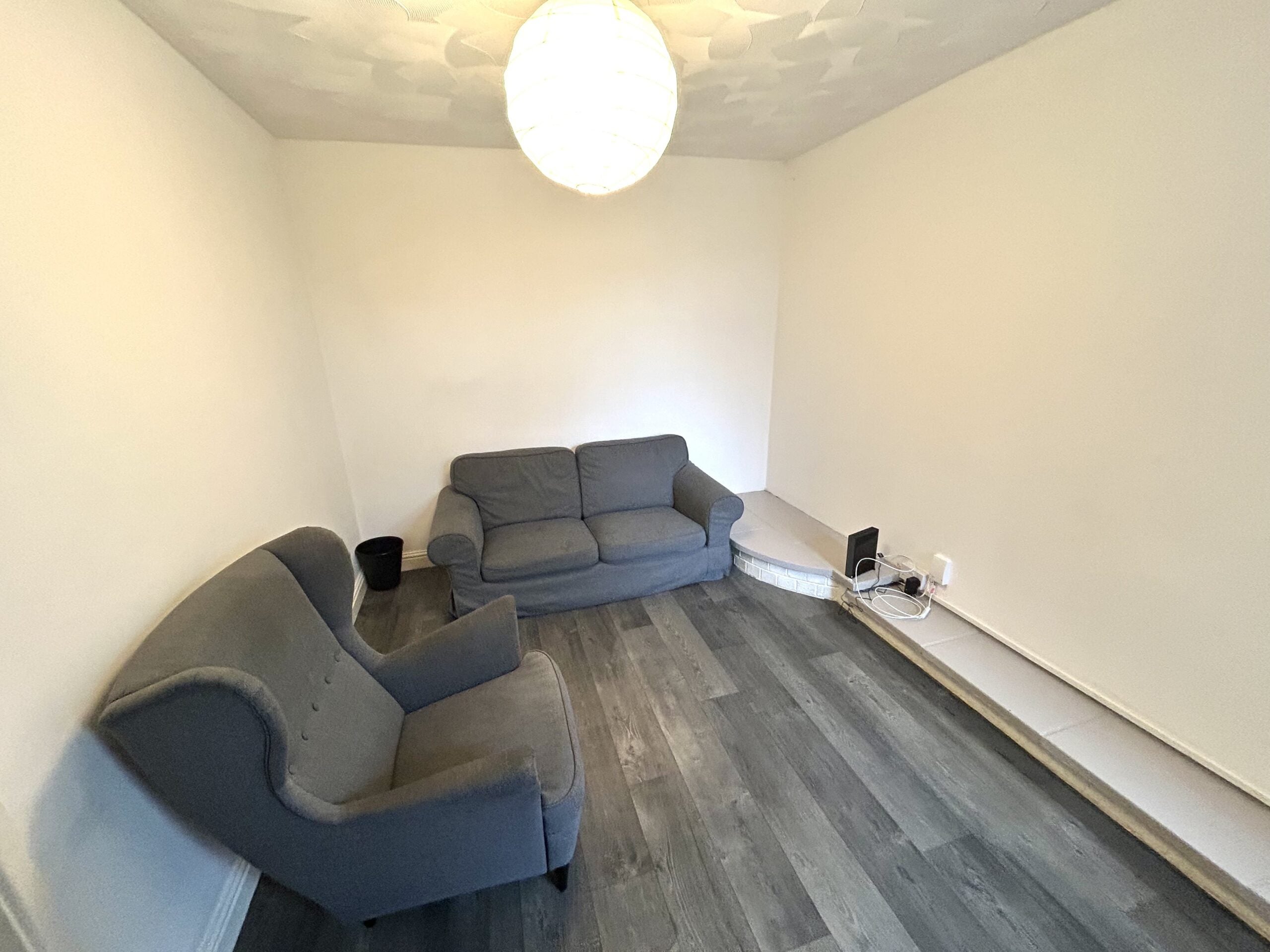 Room Queen Street in Pontypridd