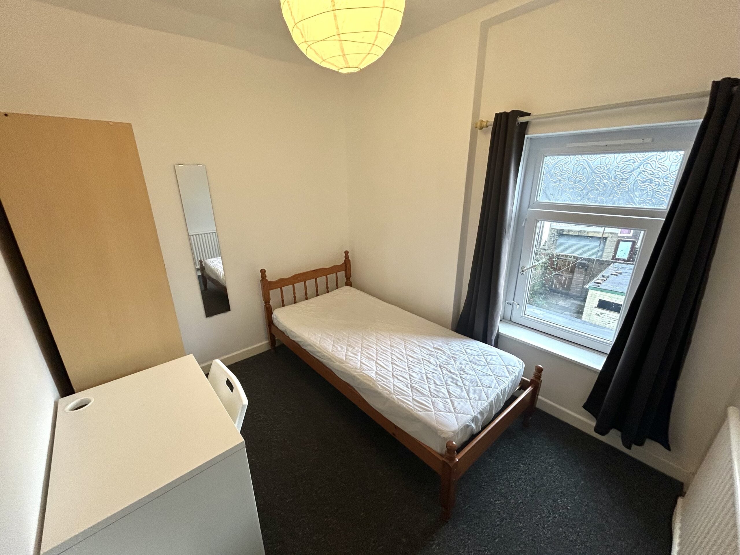 Room Queen Street in Pontypridd