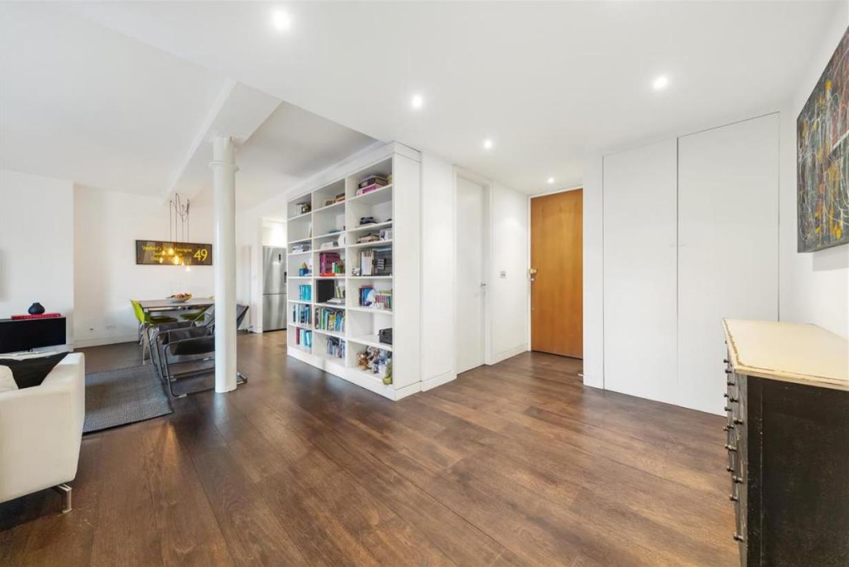 Flat Cotswold Mews in Greater London