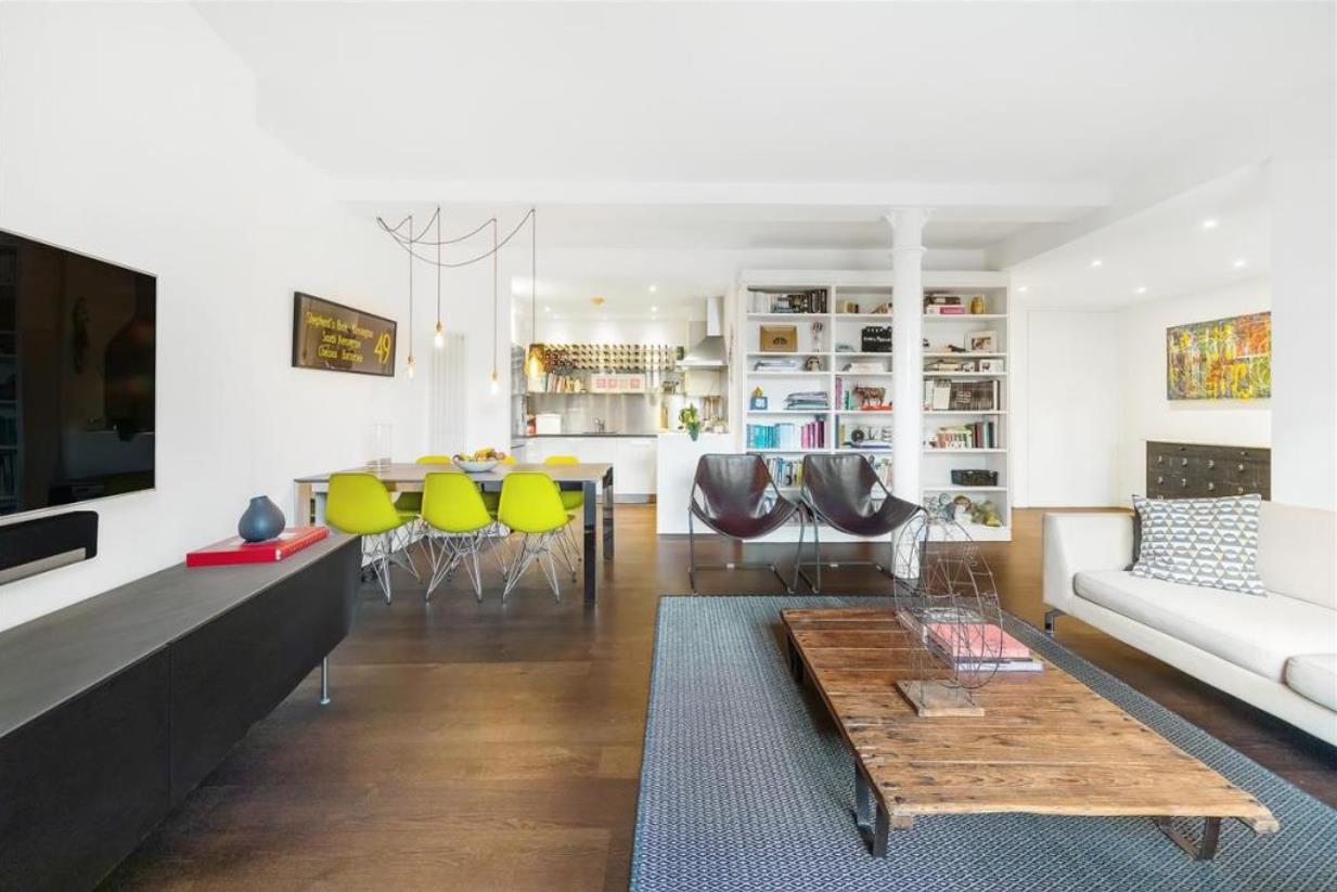 Flat Cotswold Mews in Greater London