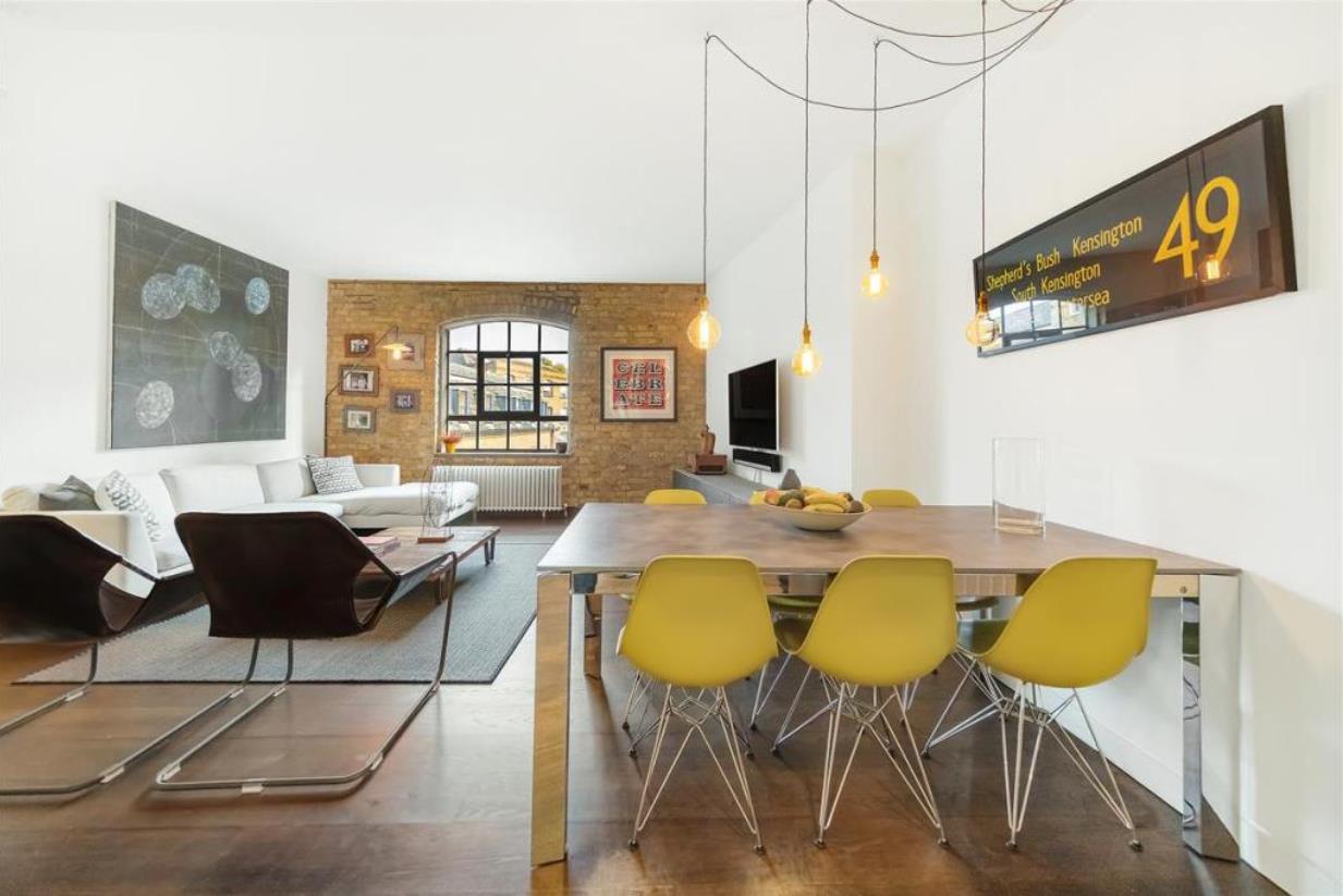 Flat Cotswold Mews in Greater London