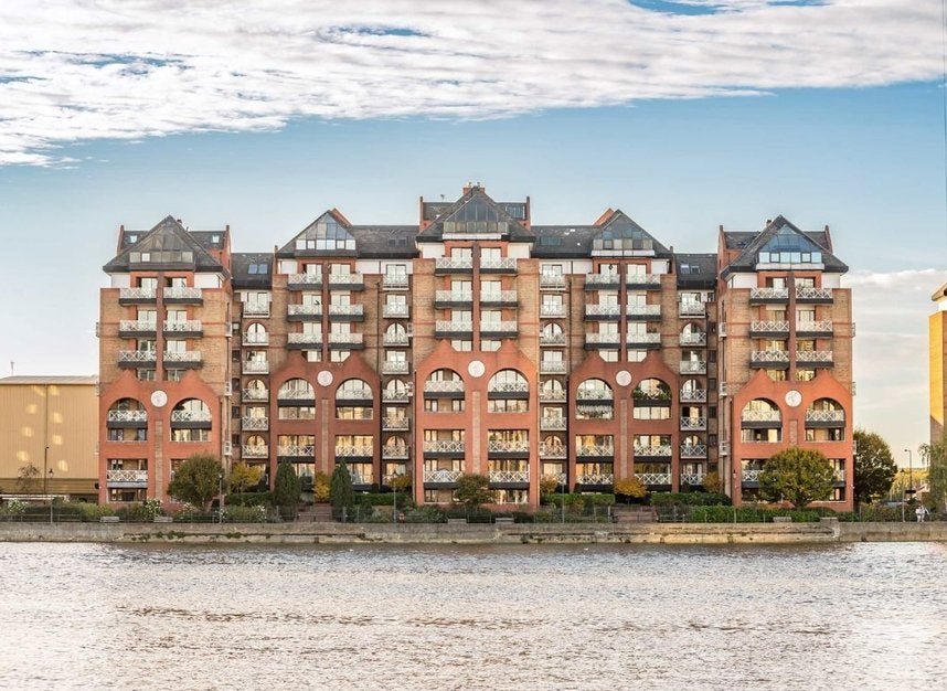 Flat William Morris Way in Greater London
