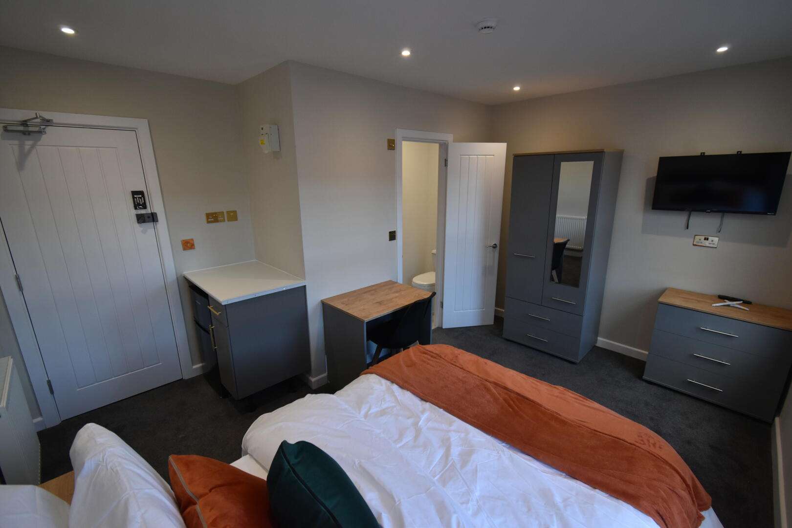 Room Priory Road in Dartford