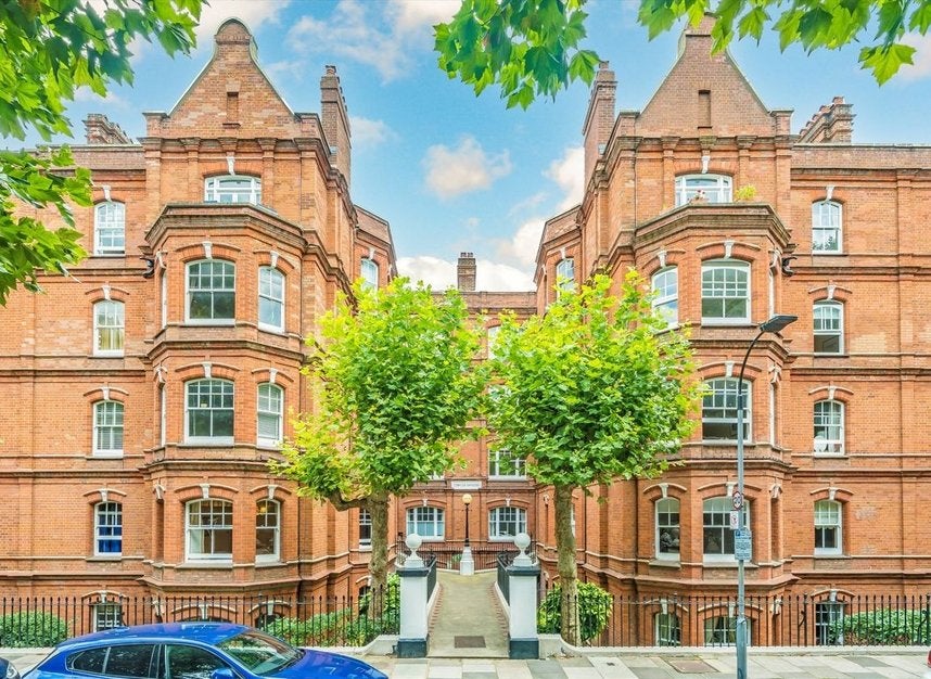 Flat Queen's Club Gardens in Greater London
