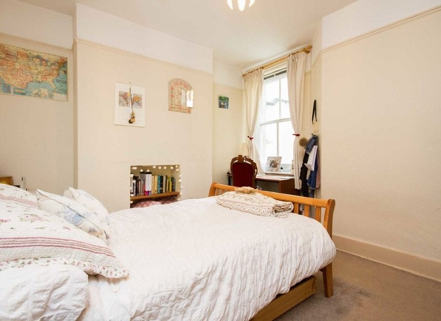Flat Queen's Club Gardens in Greater London