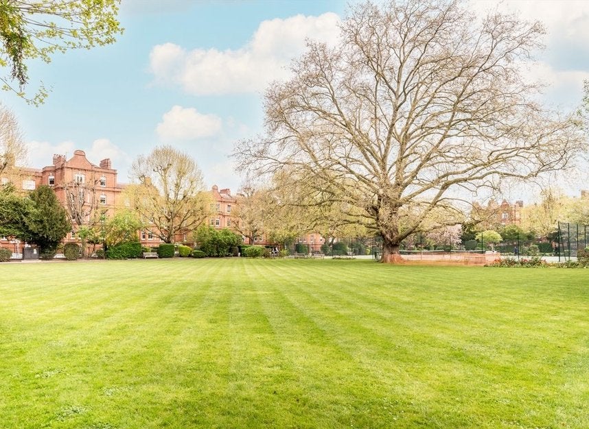 Flat Queen's Club Gardens in Greater London