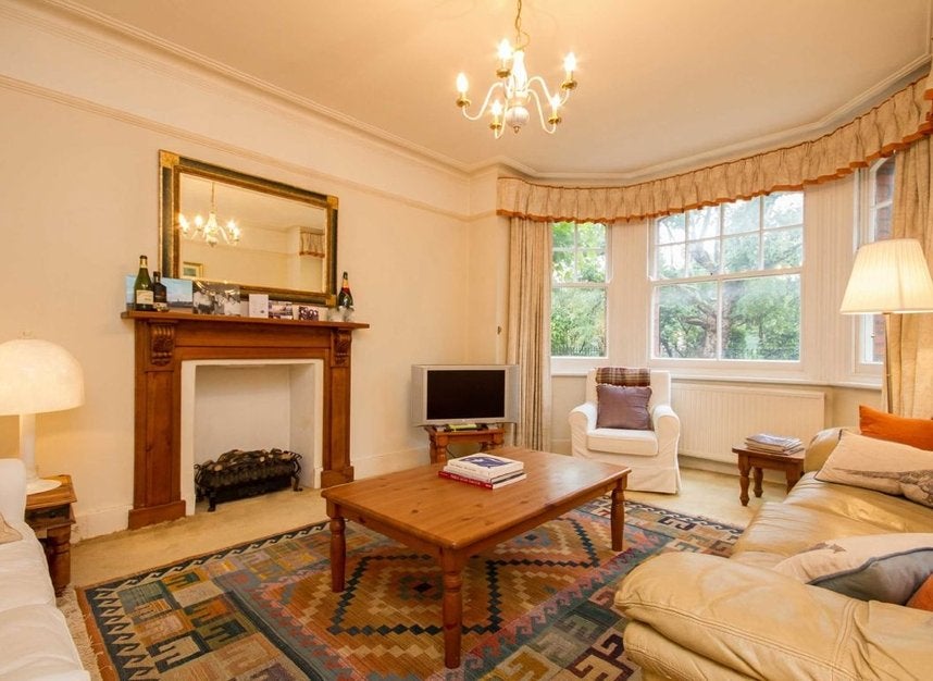 Flat Queen's Club Gardens in Greater London