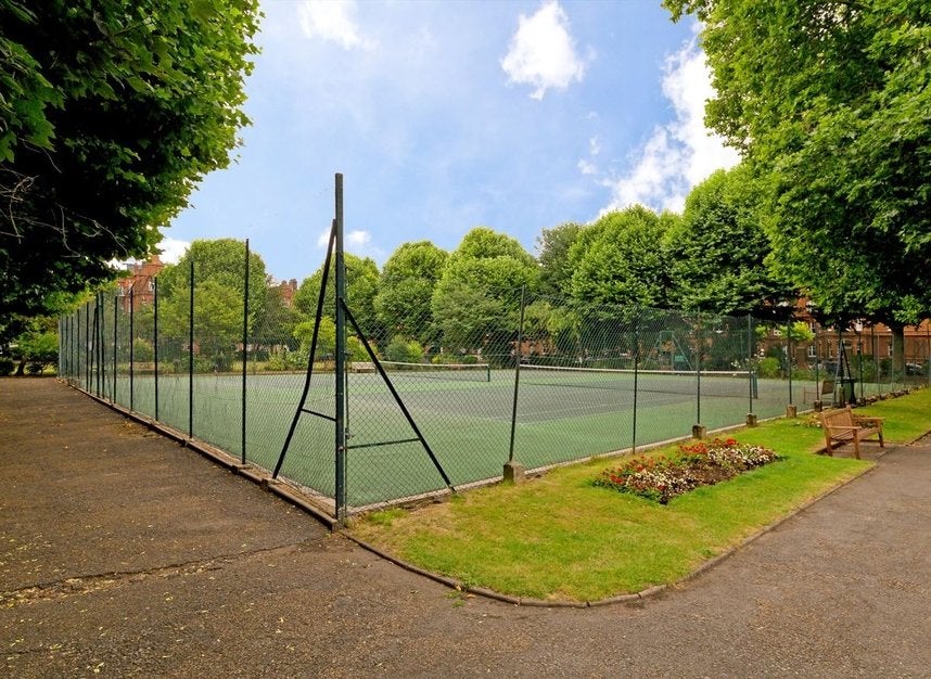 Flat Queen's Club Gardens in Greater London