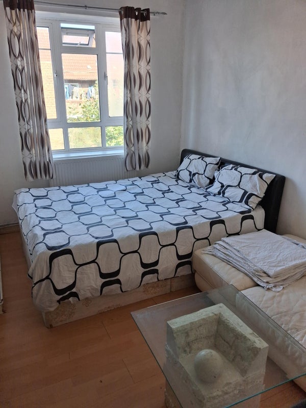 Room Bloemfontein Road in Greater London