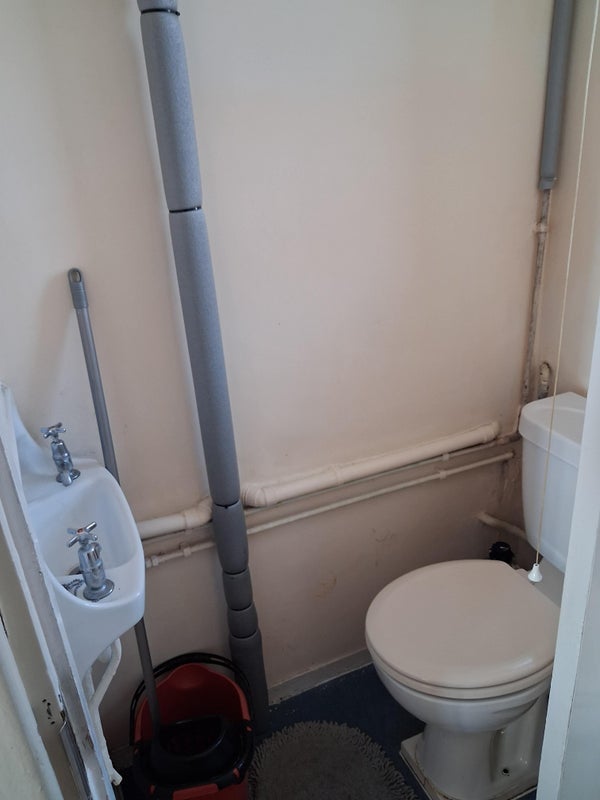 Room Bloemfontein Road in Greater London