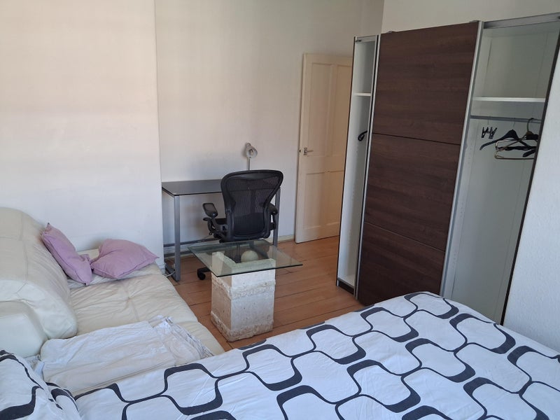 Room Bloemfontein Road in Greater London
