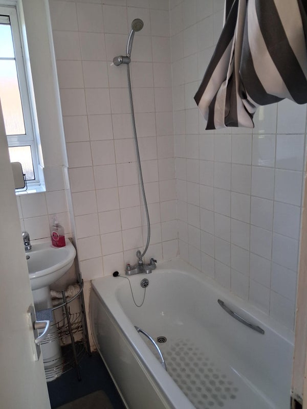 Room Bloemfontein Road in Greater London