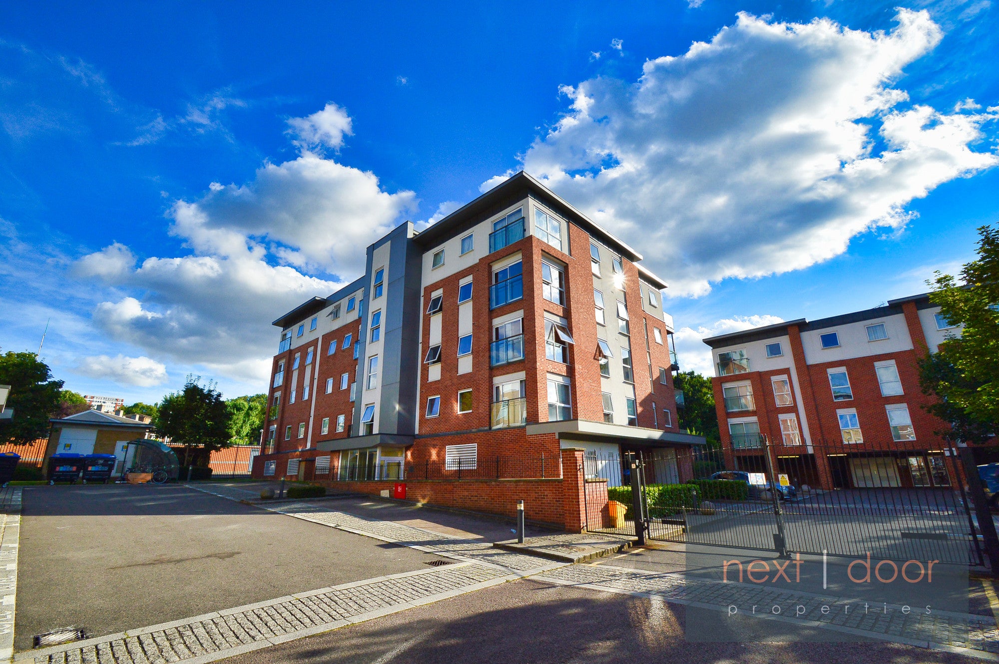 Flat Highwood Close in London