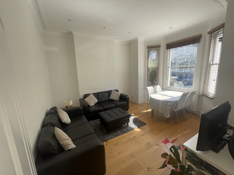 Room Bennerley Road in Greater London
