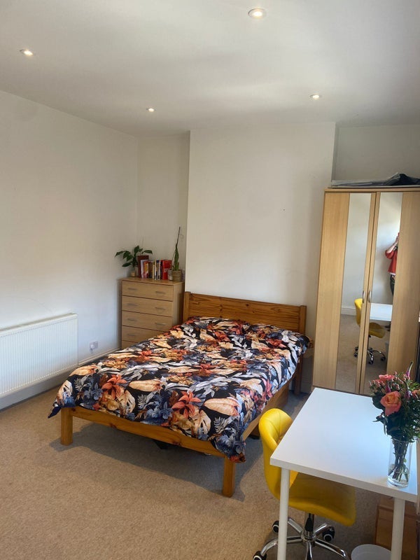 Room Bennerley Road in Greater London