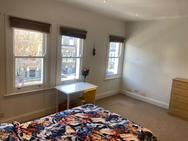 Room Bennerley Road in Greater London