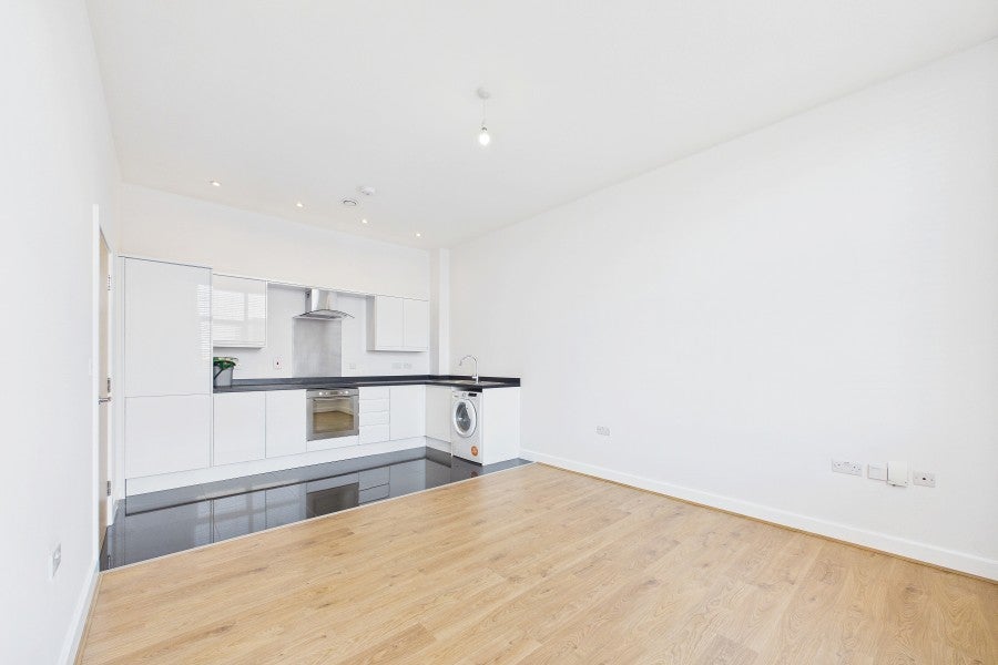 Flat Knoll Road in Surrey Heath