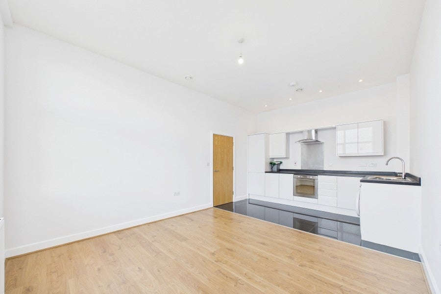Flat Knoll Road in Surrey Heath