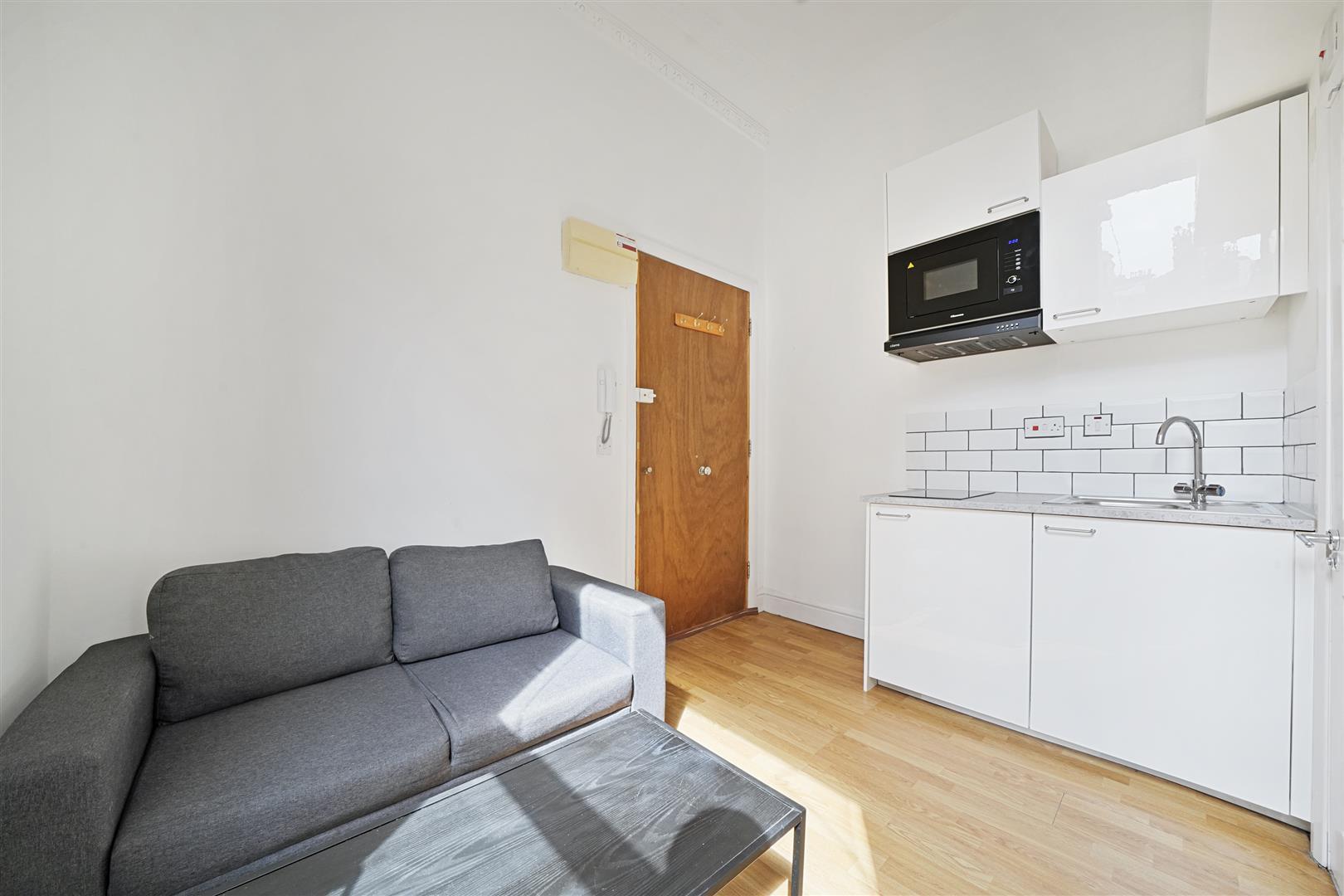 Flat Cheniston Gardens in Greater London