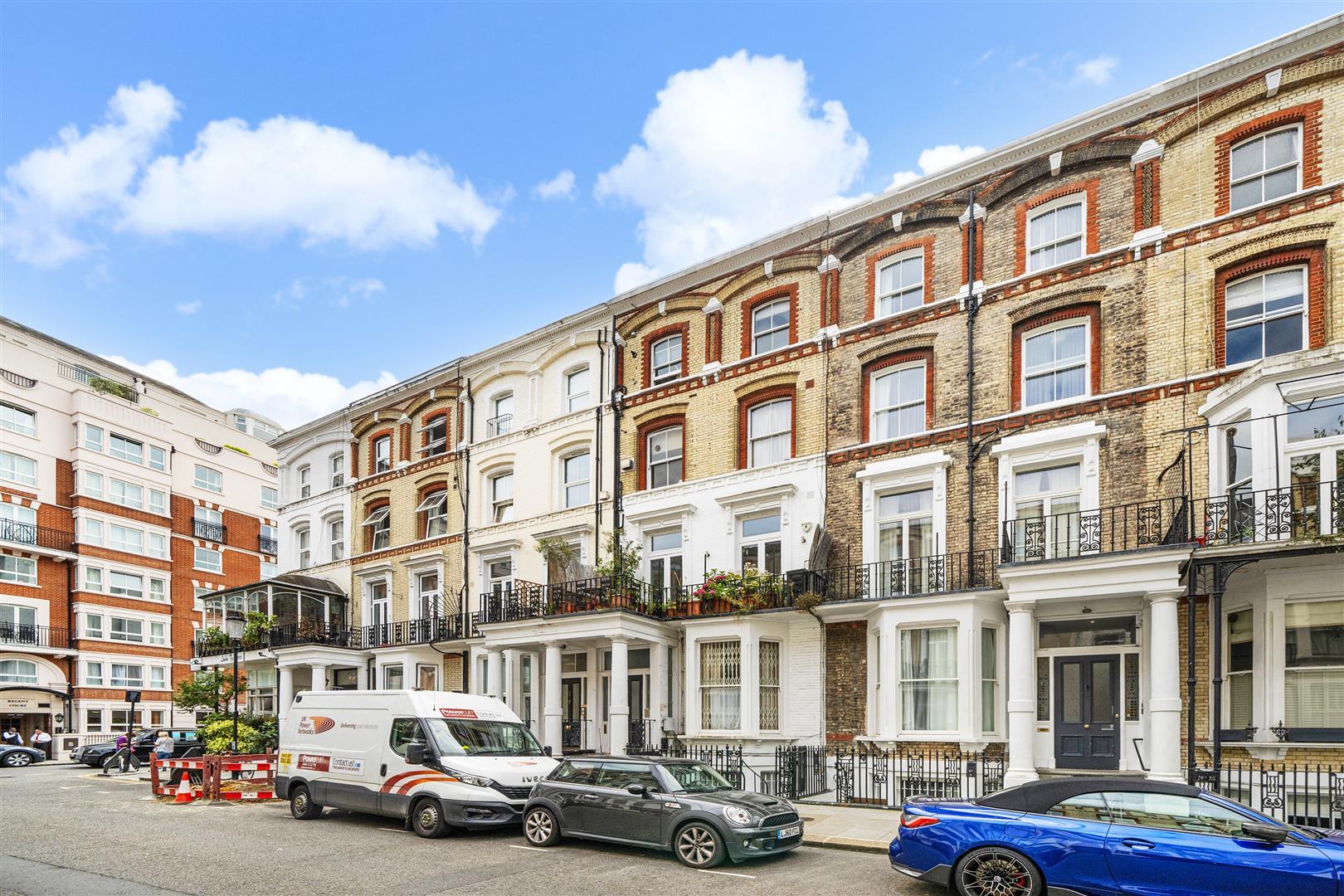 Flat Cheniston Gardens in Greater London