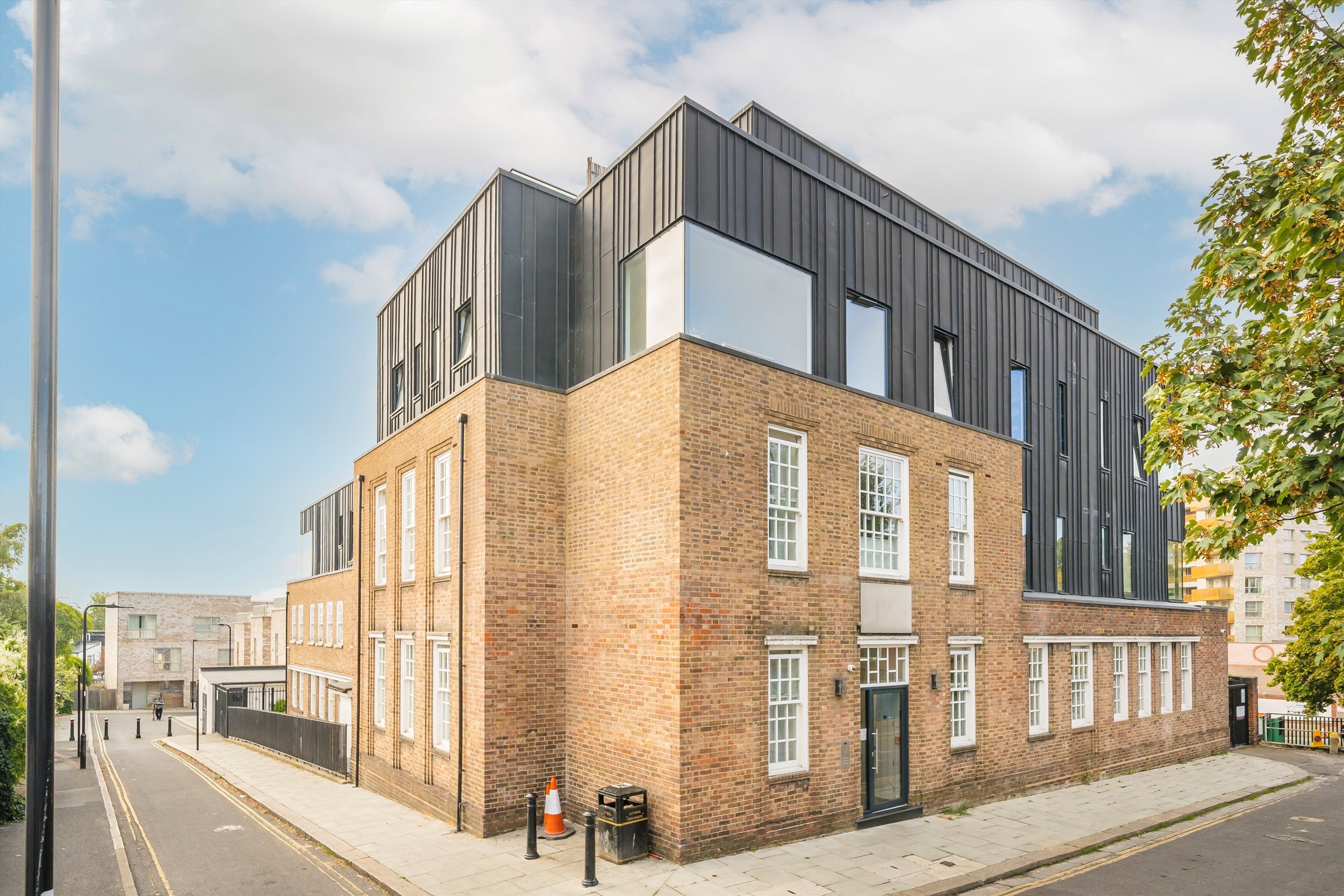 Flat Oldham Terrace in Greater London