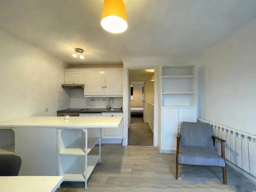Flat Falcon Way in Greater London