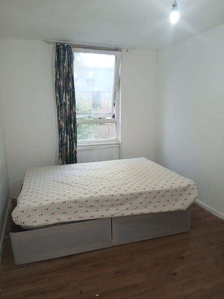 Room Wivenhoe Close in Greater London