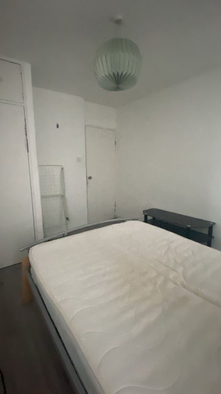 Room Grove Street in Greater London