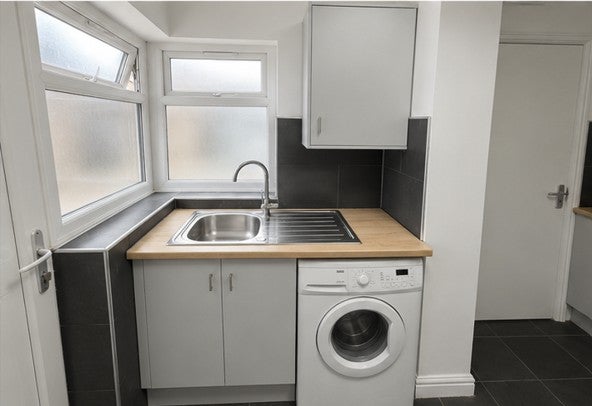 Room Colver Road in Sheffield