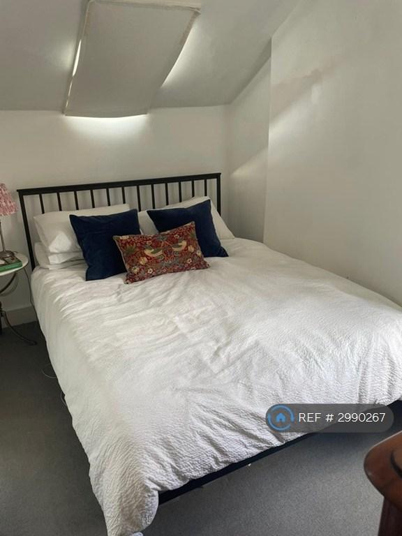 Flat Warwick Road in Greater London