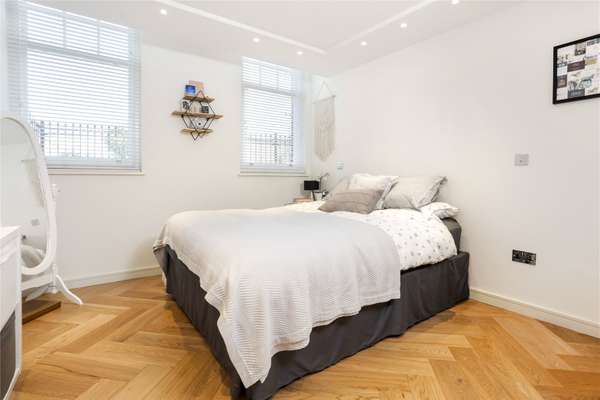 Flat Upper Richmond Road in Greater London