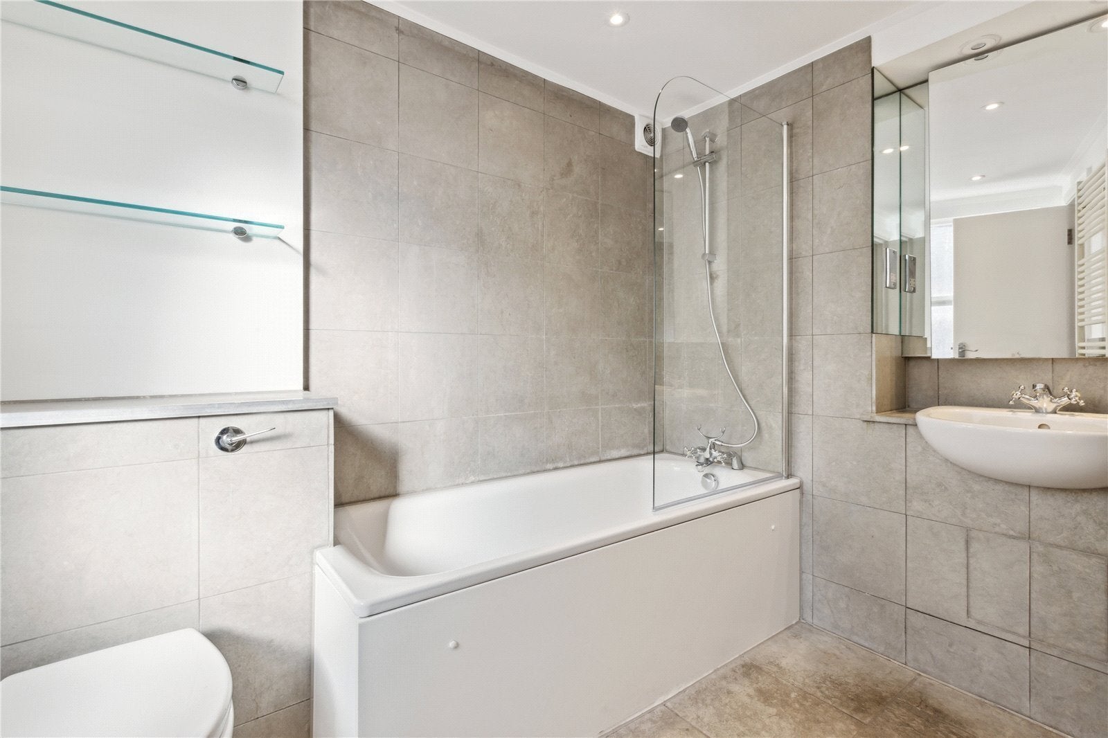 Flat Kensington High Street in Greater London