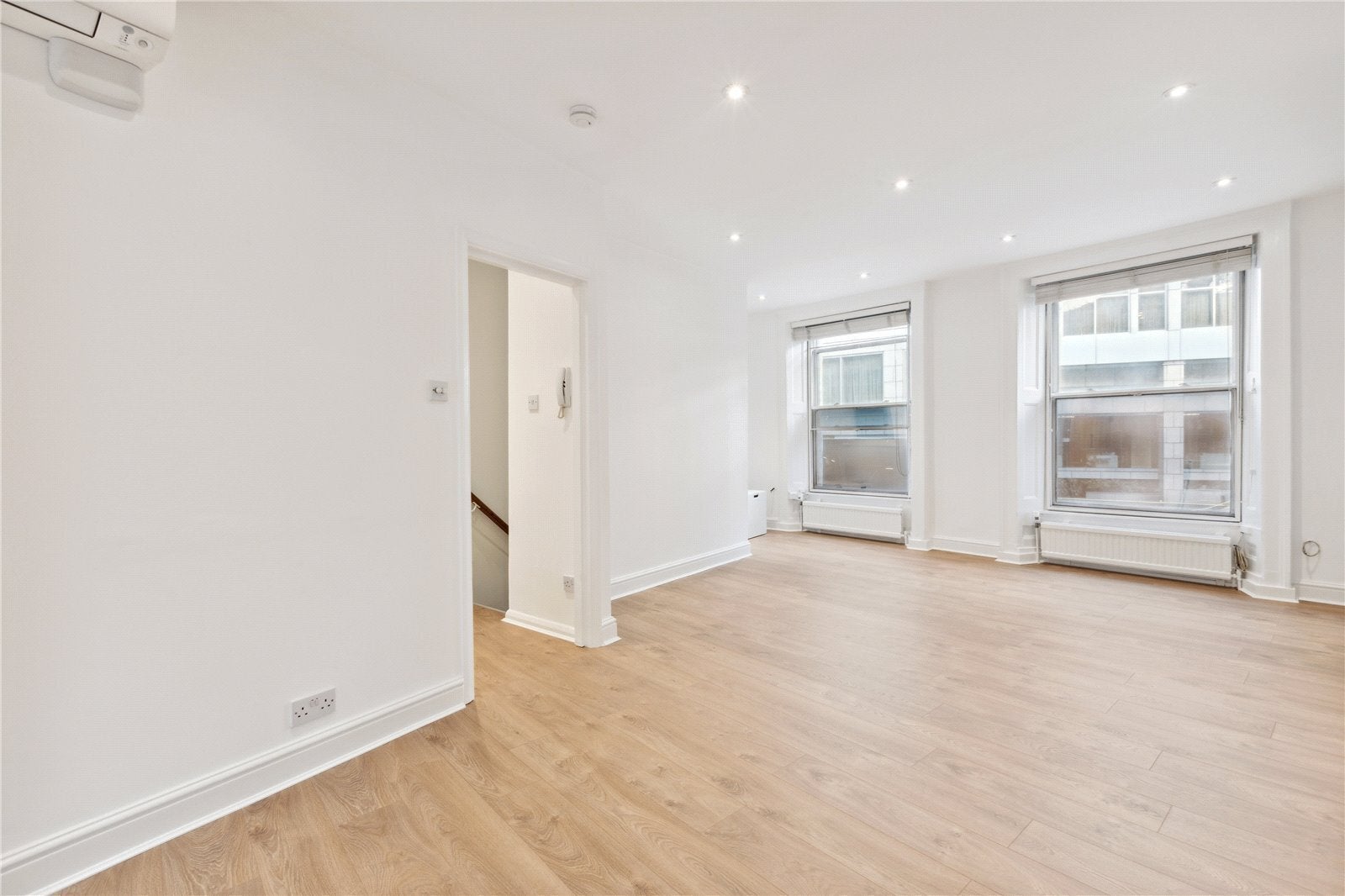 Flat Kensington High Street in Greater London