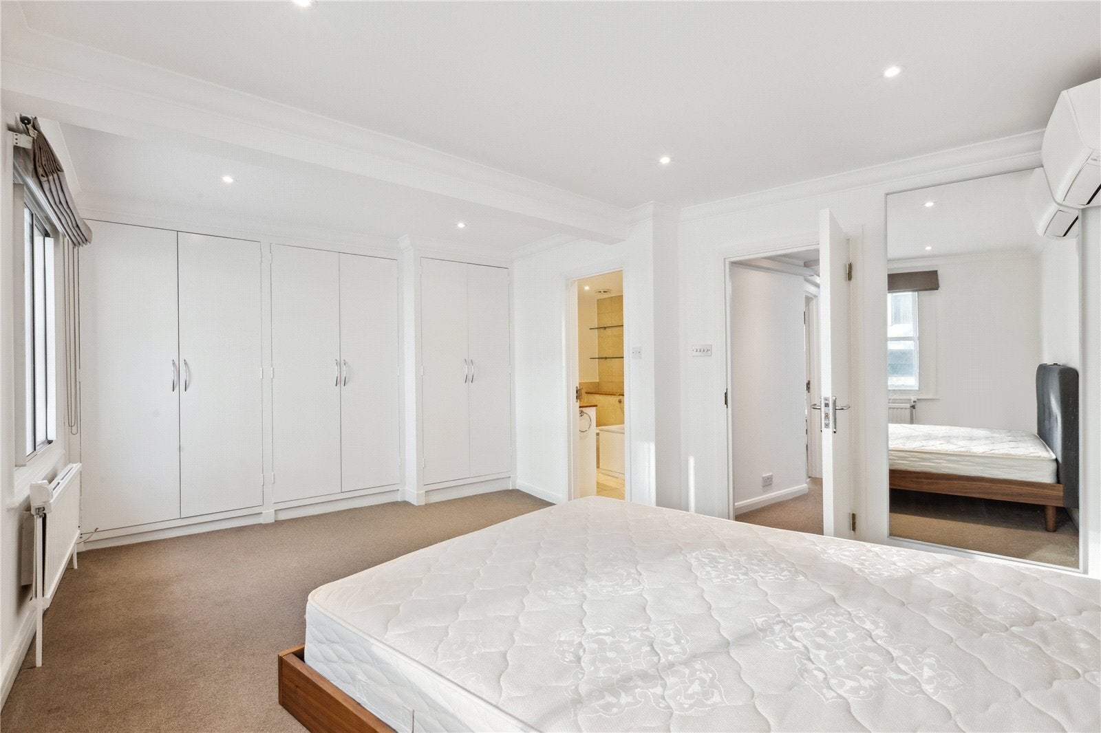 Flat Kensington High Street in Greater London