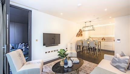 Flat Ponton Road in Greater London