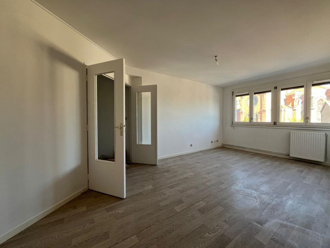 Flat Place de la Rancune in Thizy-les-Bourgs