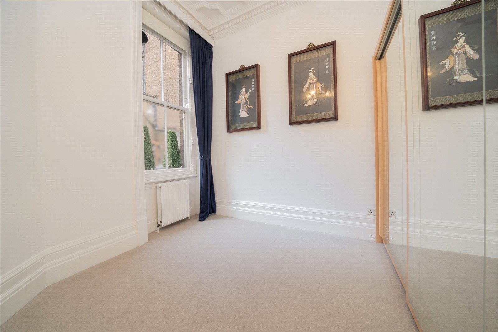Flat Kensington Court in Greater London