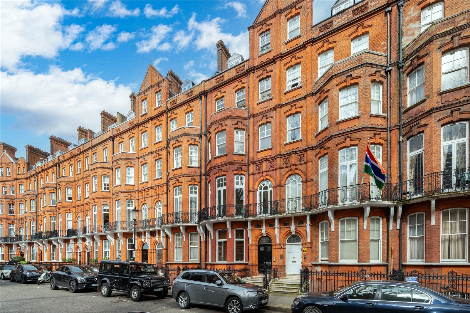Flat Kensington Court in Greater London