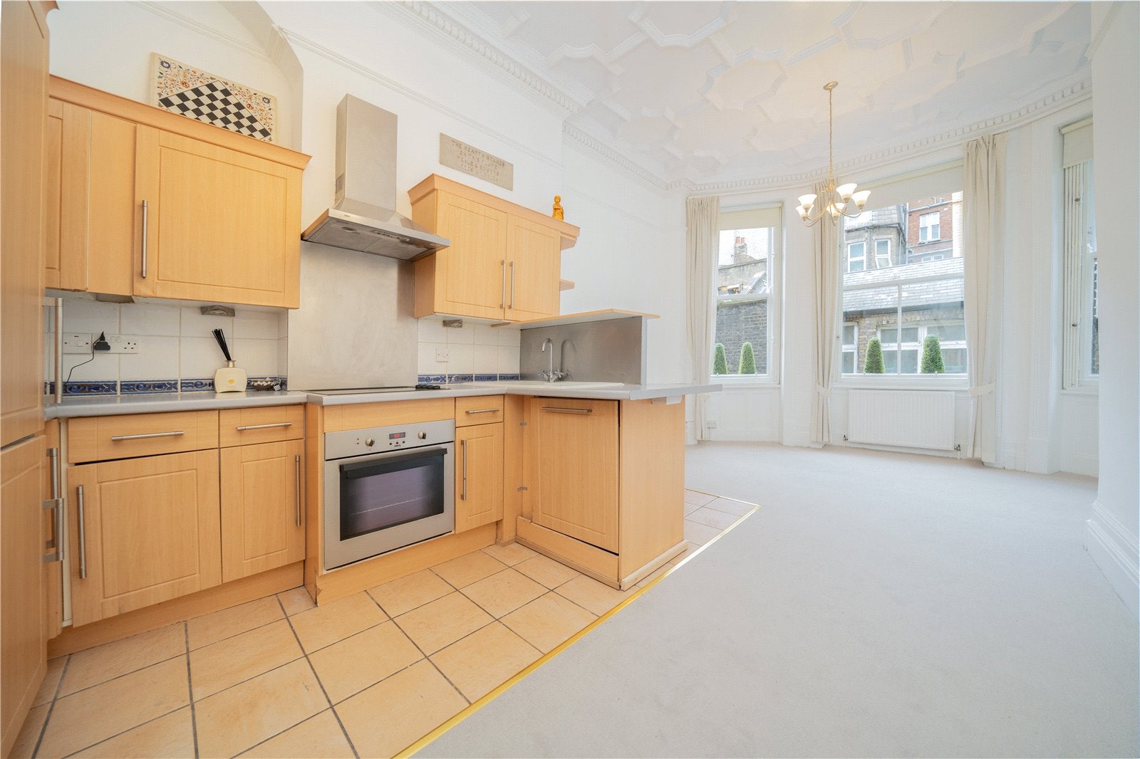 Flat Kensington Court in Greater London